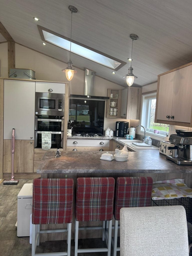 002 Kitchen with breakfast bar