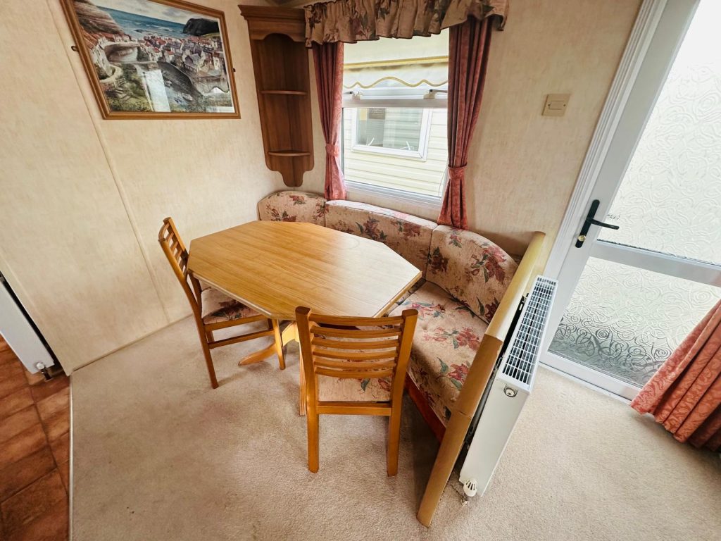 004 Countrystyle dining area