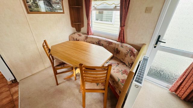 004 Countrystyle dining area