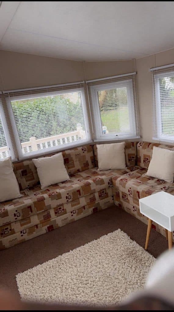 004 Delta Deluxe Lounge