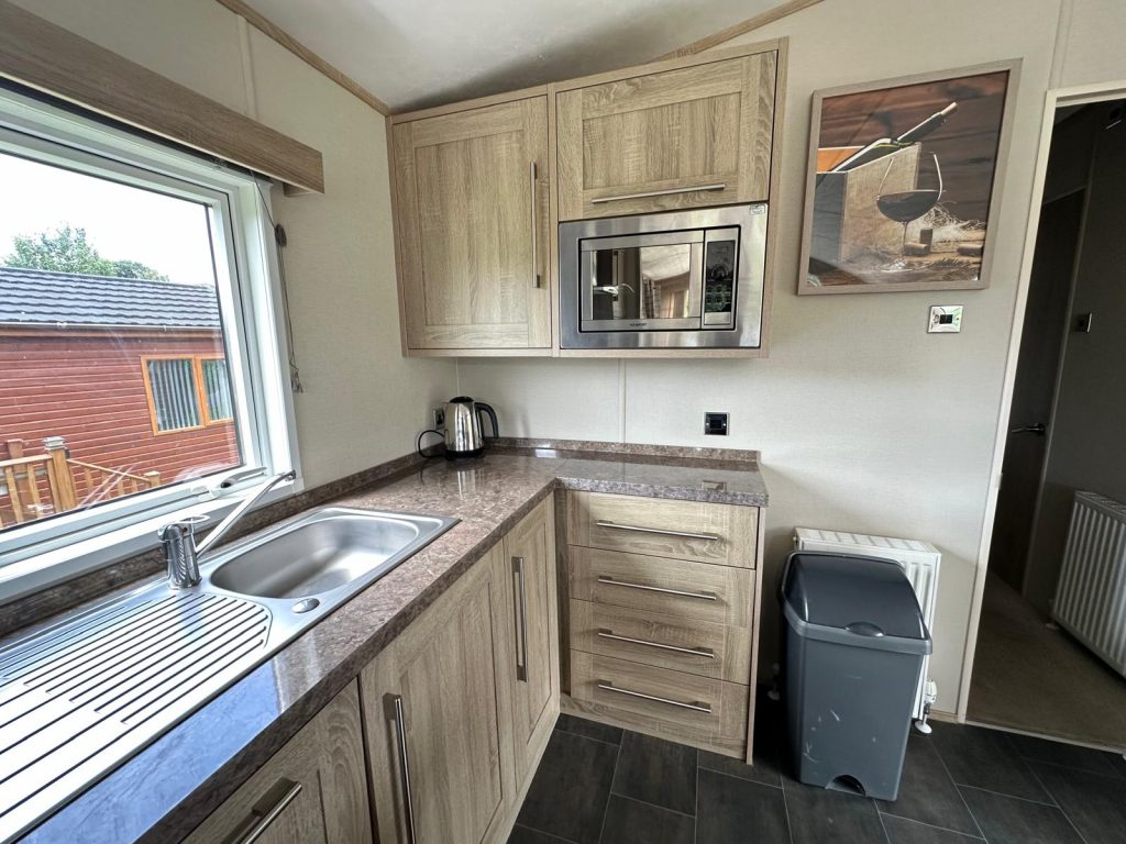 005 Helmsley Kitchen