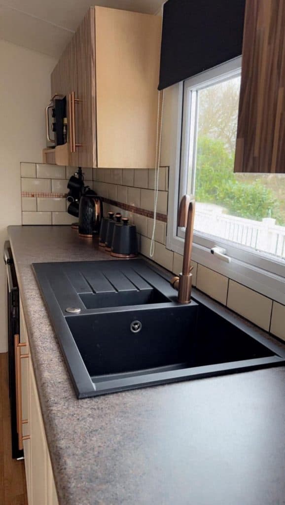 007 Delta Deluxe Sink