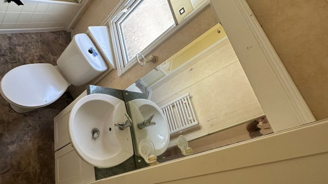 008 BK Senator Shower Room