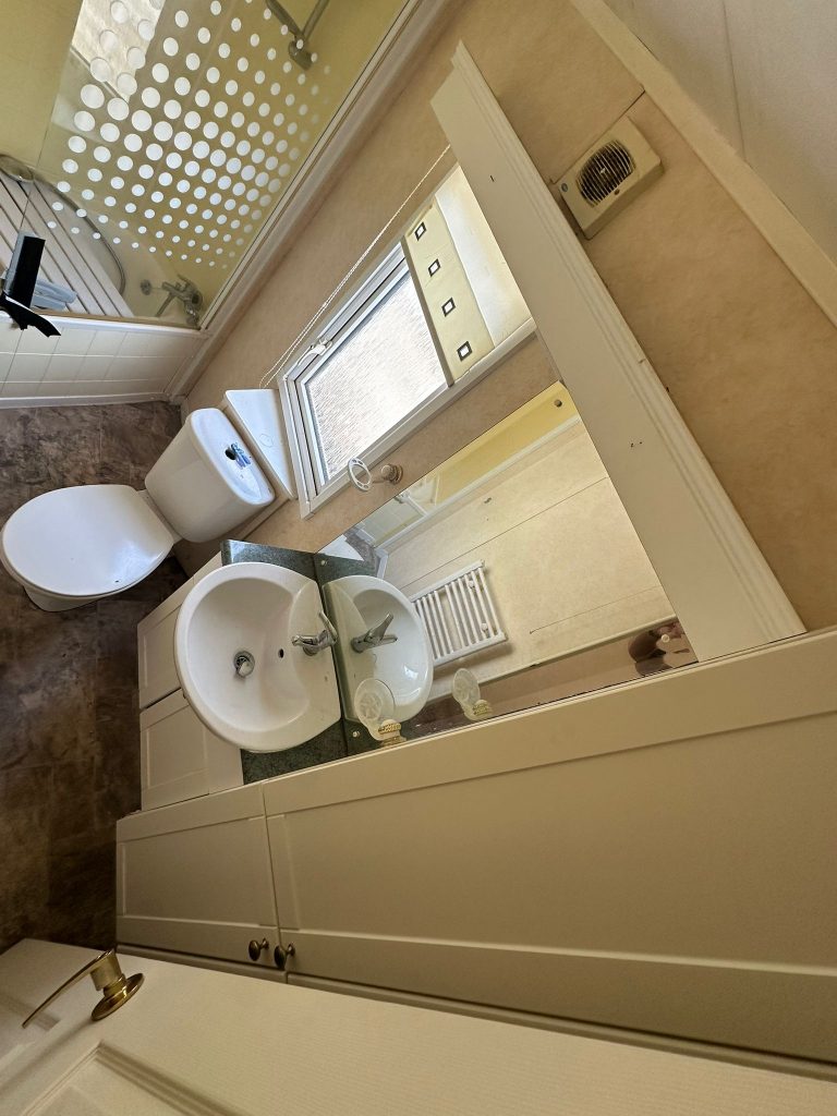 008 BK Senator Shower Room