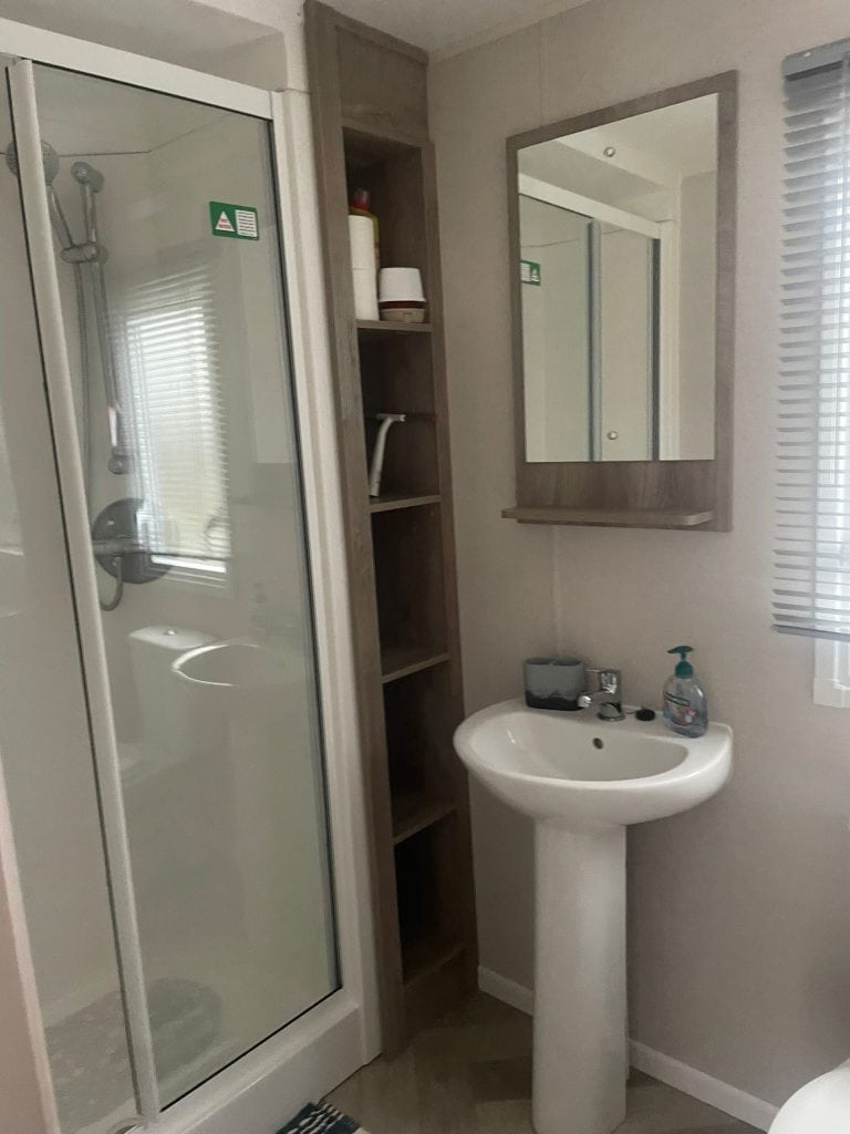 009 Horizon DC Shower room