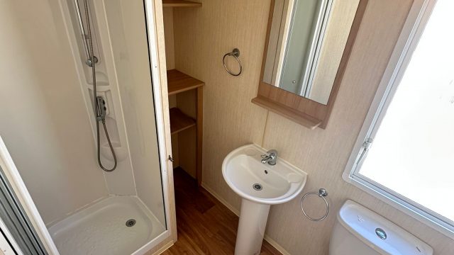 011 Horizon Shower room