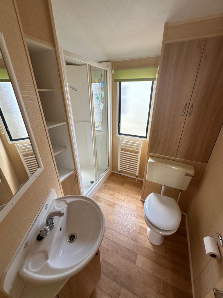 011 Rio Gold Shower Room