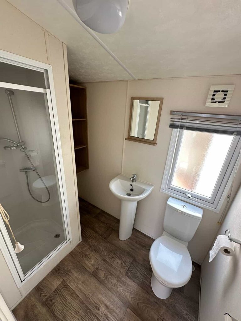 012-Delta-Shower-room