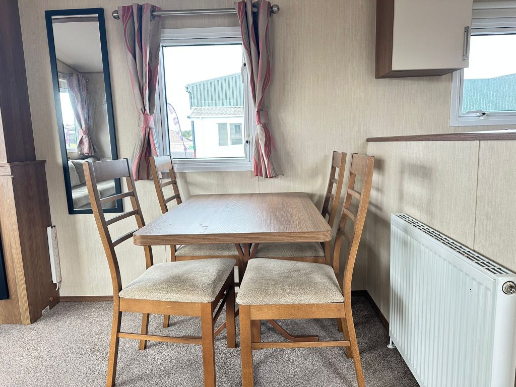 004 Summer breeze dining