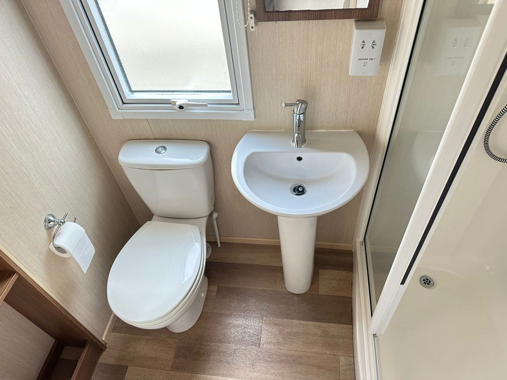 008 Summer Breeze Bathroom