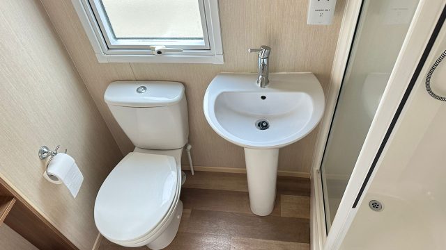 008 Summer Breeze Bathroom