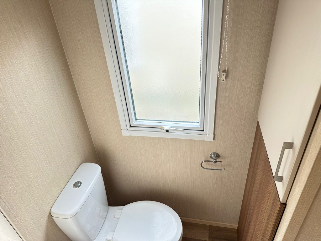 010 summer breeze toilet