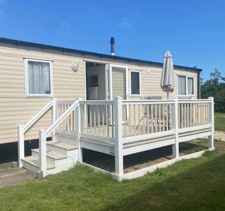 Private Sale Static Caravan. 2017 Willerby Seasons. Ref: Seasonsclacton