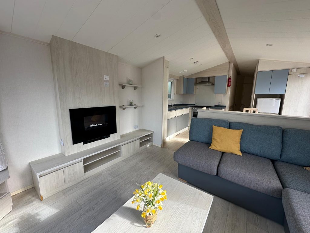 003 Atlas ruby Lounge