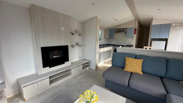 003 Atlas ruby Lounge