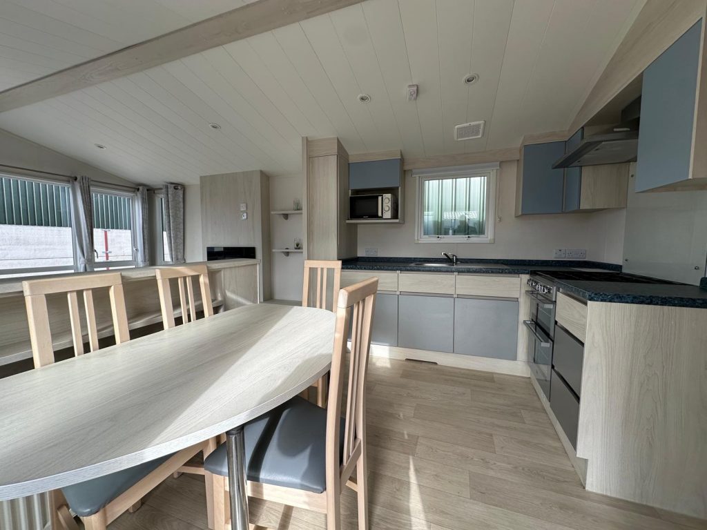 005 Atlas ruby dining