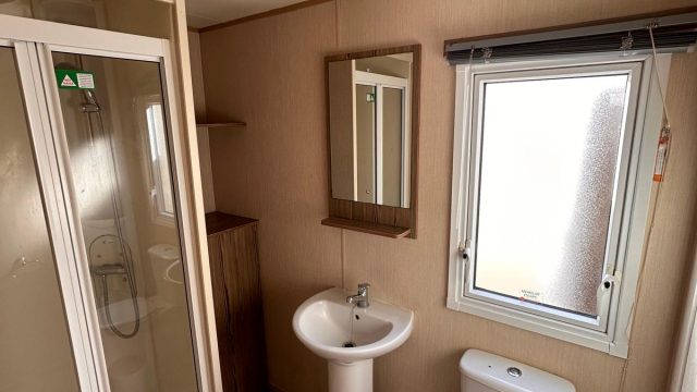 006 Horizon Shower Room