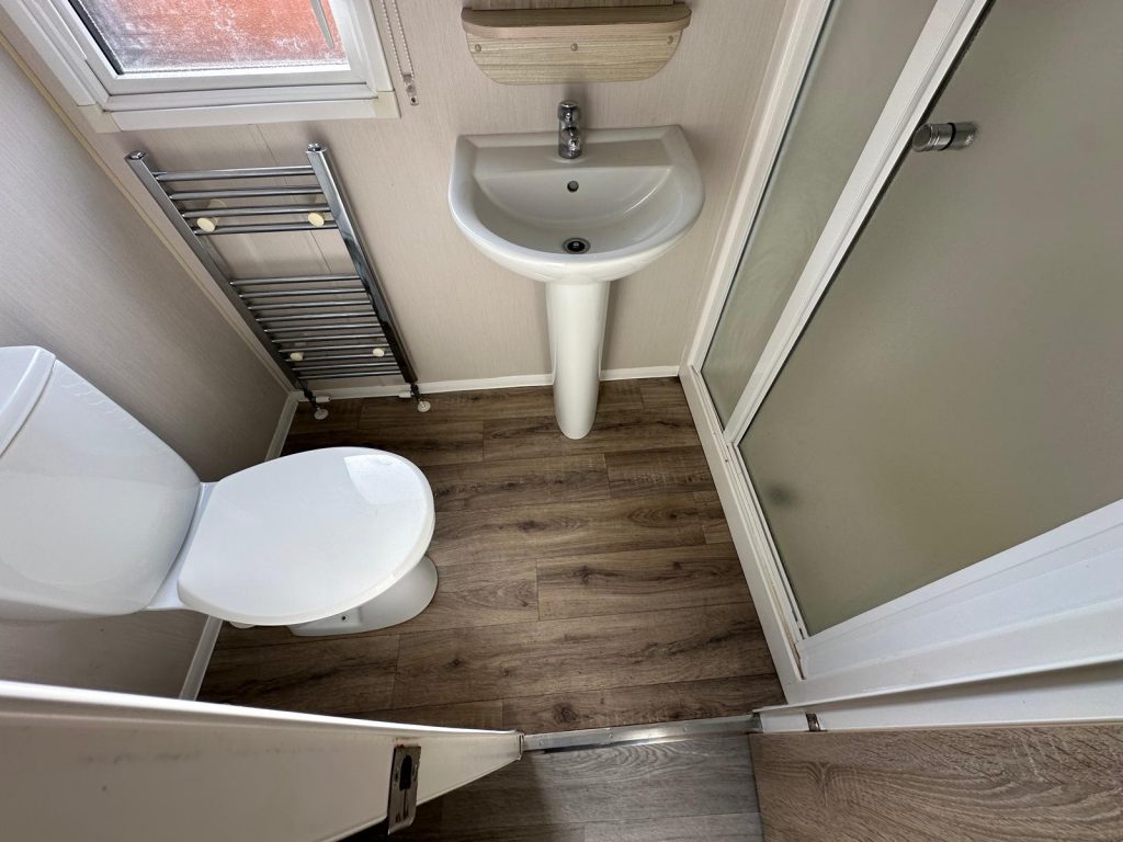 006 Pier Shower room