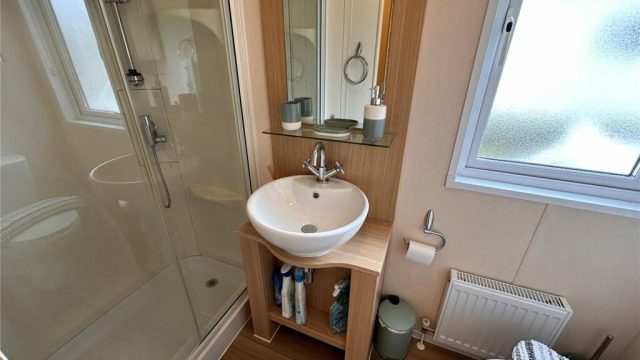 009 Regal Autograph Shower room