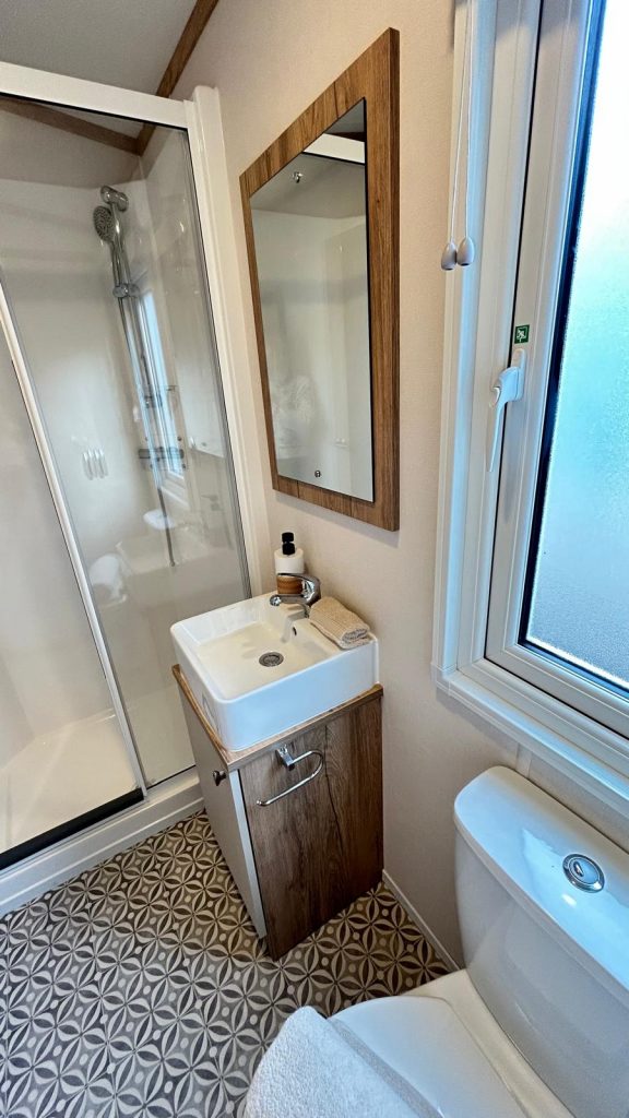 014a Retreat shower room