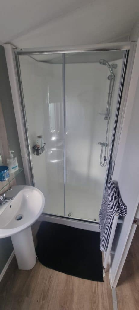 007 Ellerton Shower room