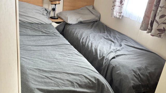 2 twin beds with lamp