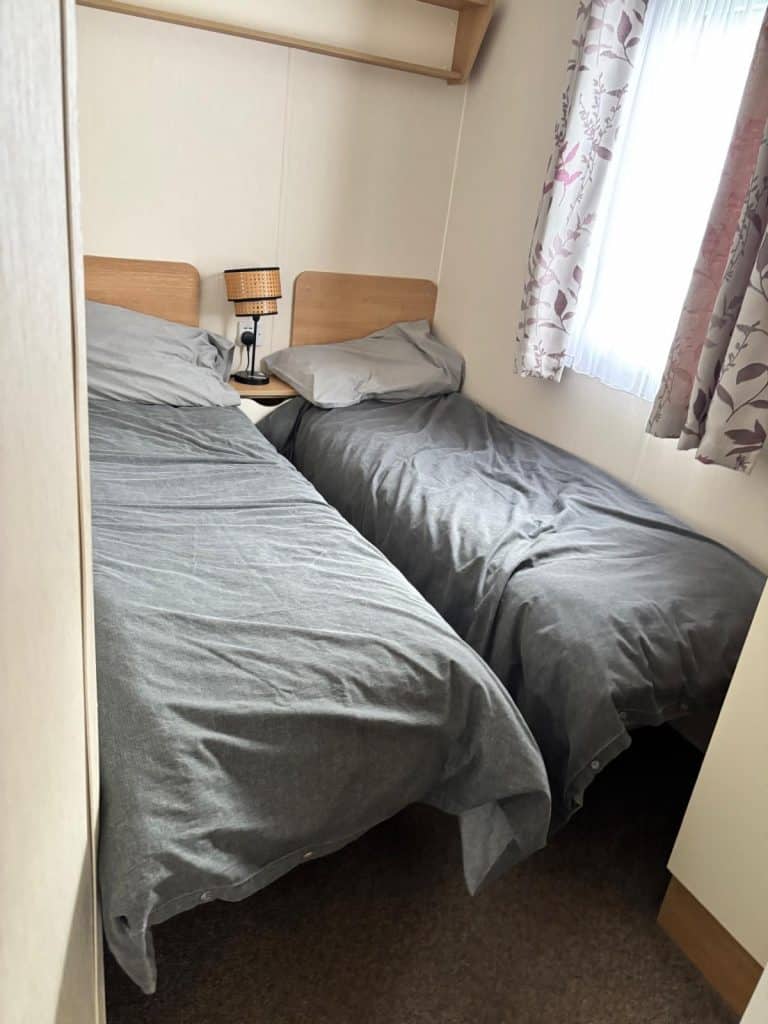 2 twin beds with lamp