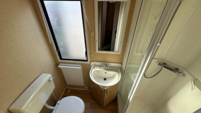 008 Rio gold Bathroom