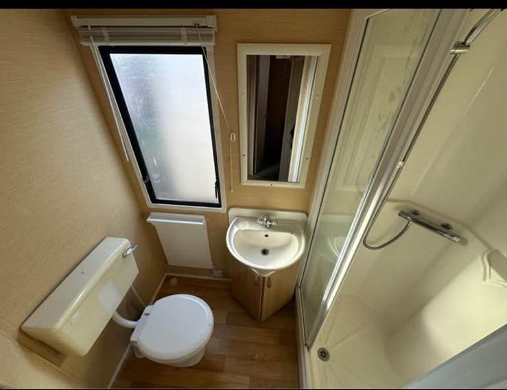 008 Rio gold Bathroom