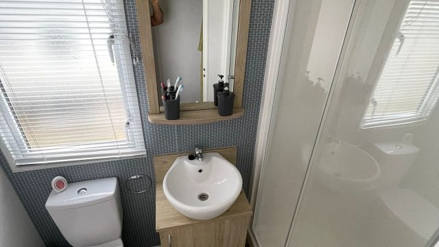 008 mirage Shower room