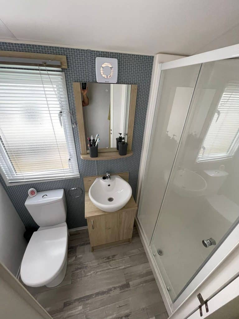 008 mirage Shower room