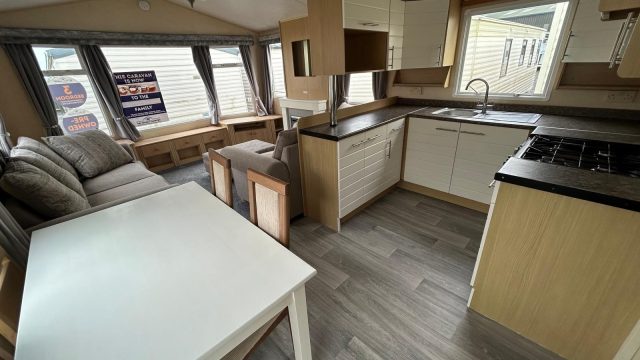 005 Salisbury Dining