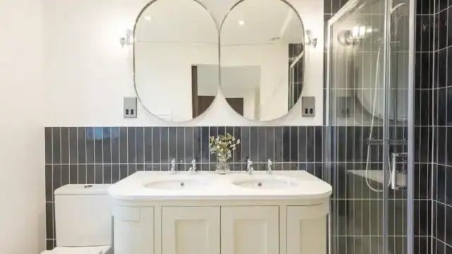 009 Ferndale ensuite