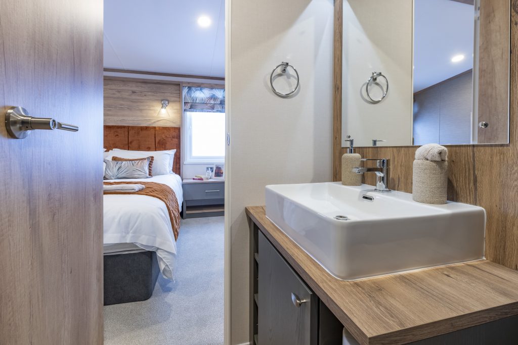 008 Autograph Ensuite