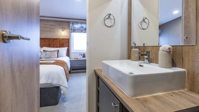 008 Autograph Ensuite