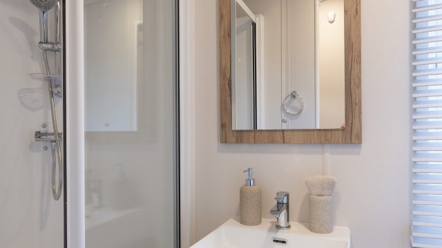 009 autograph Shower