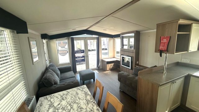 002 Bordeaux 40ft lounge
