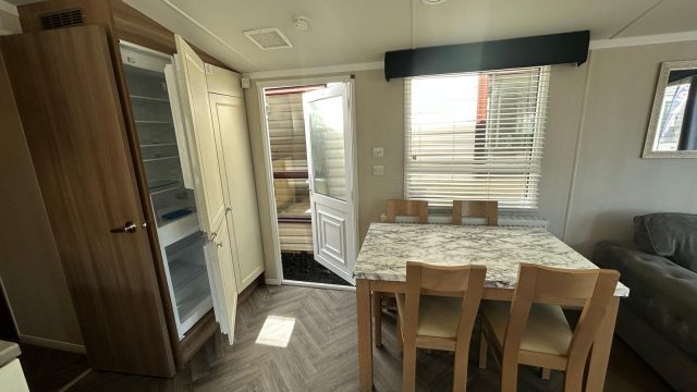 006 Bordeaux 40ft dining