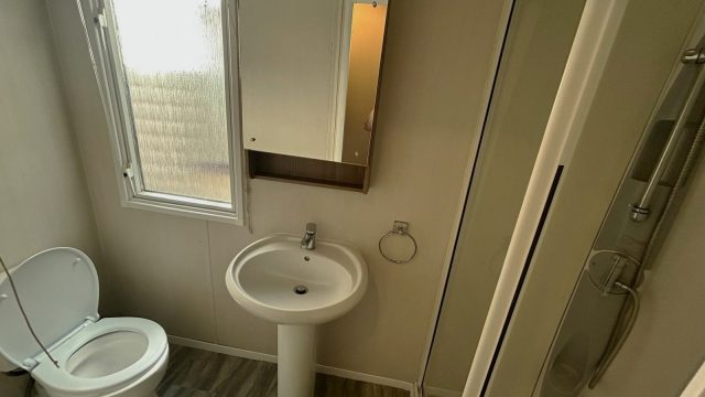 007 Bordeaux 40ft shower