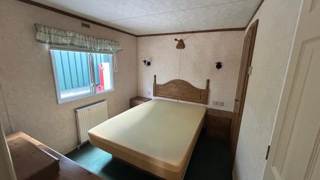 007 cottage double bedroom