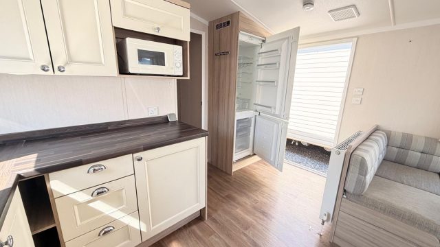 005 Burgundy kitchen