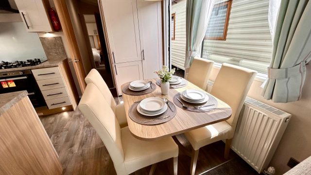 005 Manor dining