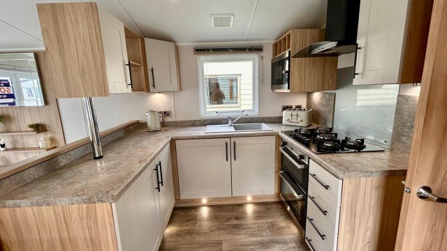 006 Manor kitchen