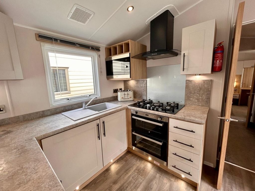 007 Manor kitchen