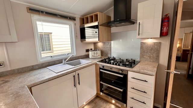 007 Manor kitchen