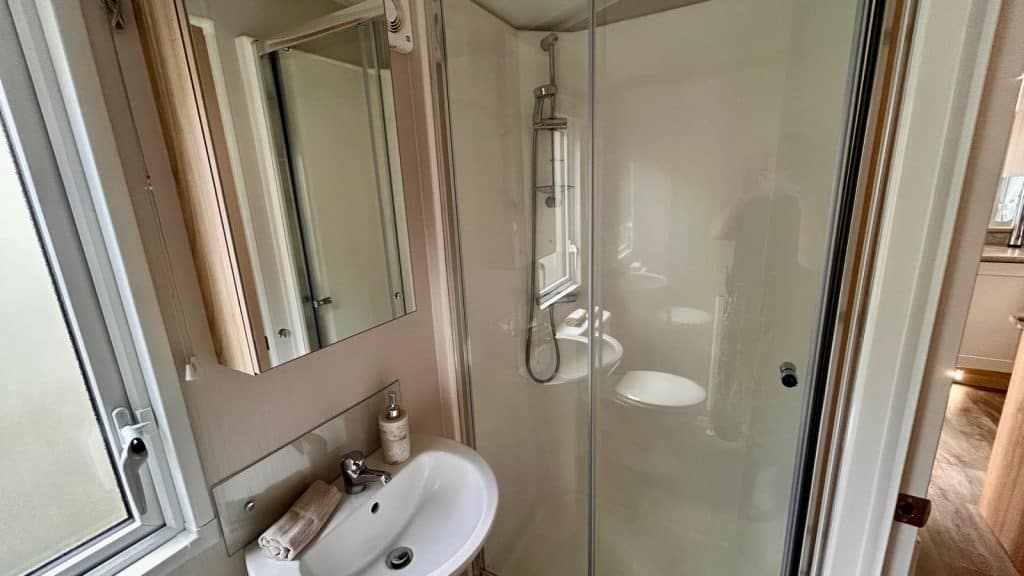 009 Manor shower