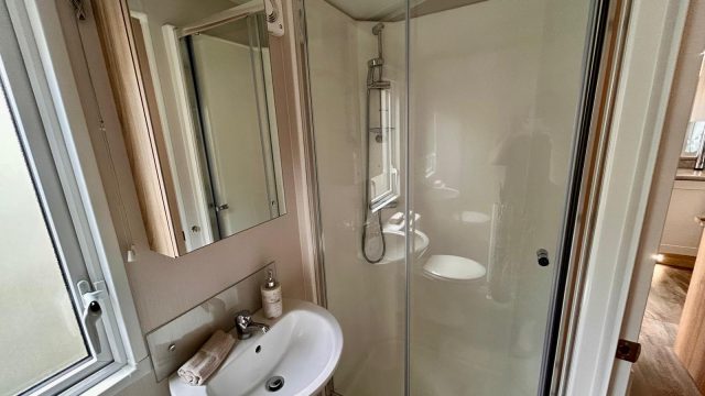 009 Manor shower