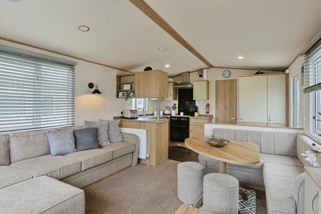 002 Oakley lounge