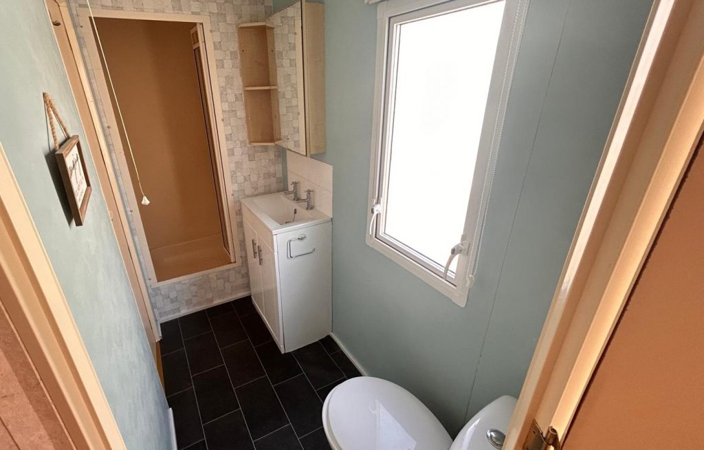 006 Westmorelands Wales Bathroo
