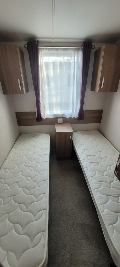 007 Bordeaux Bedroom Marton